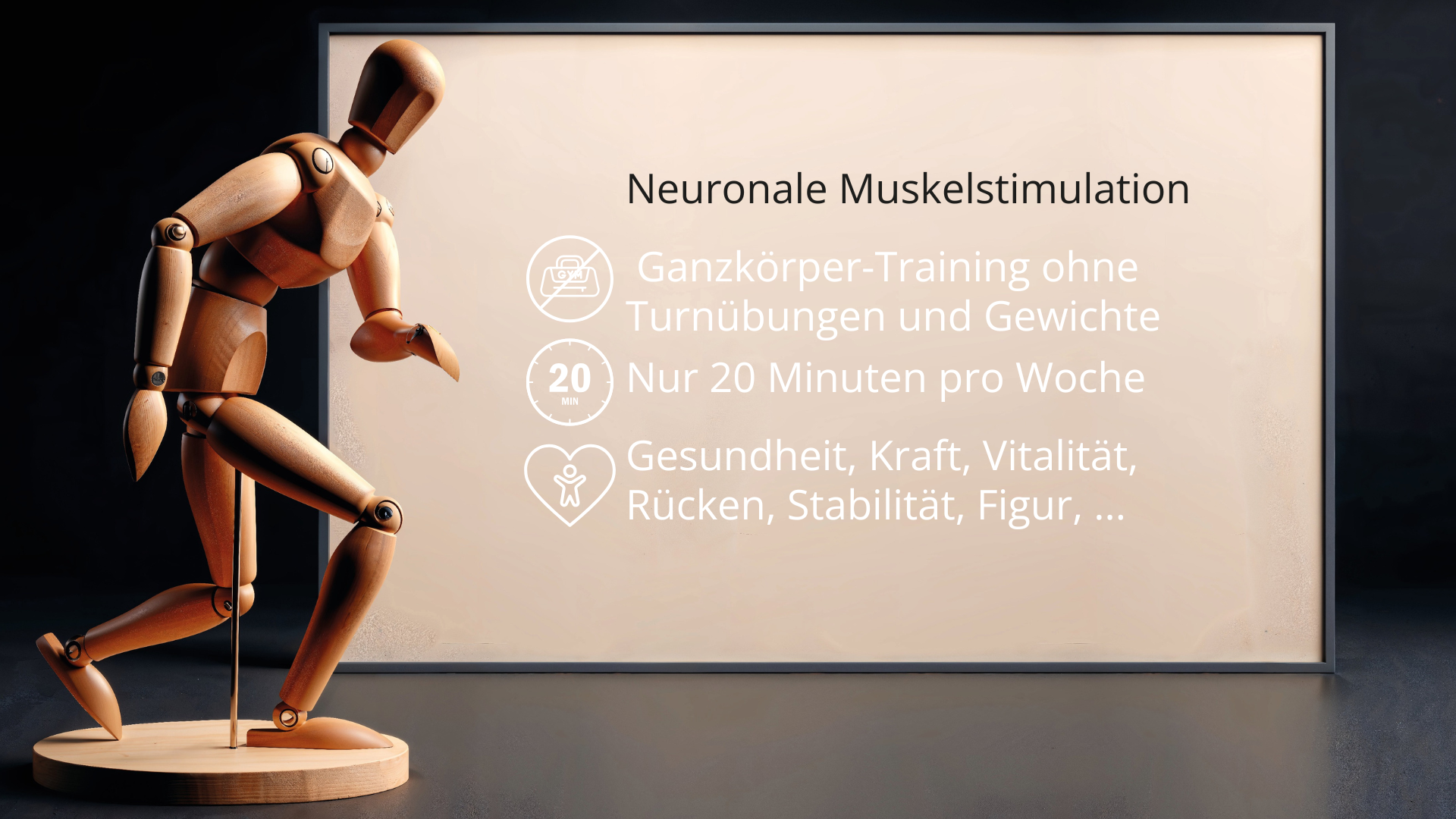 Holzgliederpuppe in Bewegung vor Infotafel zu neuronaler Muskelstimulation, Ganzkörpertraining ohne Gewichte.